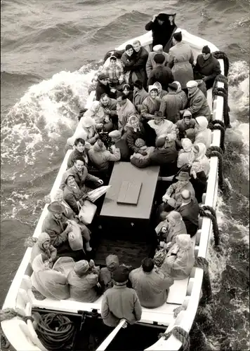 Ak Bremerhaven, MS Bremerhaven, Tenderboot, Passagiere