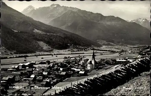 Ak Bramberg am Wildkogel in Salzburg, Ortsansicht mit Gebirgspanorama