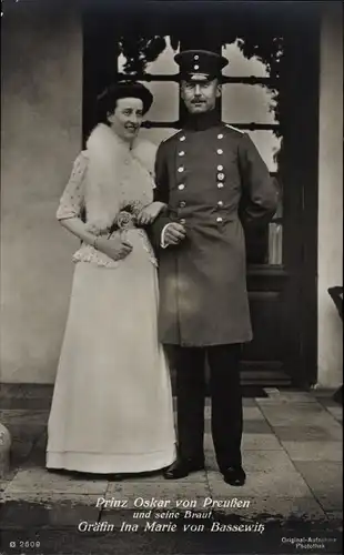 Ak Oskar Prinz von Preußen, Gräfin Ina Marie von Bassewitz, Portrait, Uniform, Kleid, Pelzschal