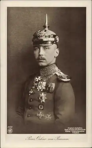 Ak Oskar Prinz von Preußen, Portrait, Pickelhaube, Uniform, Orden
