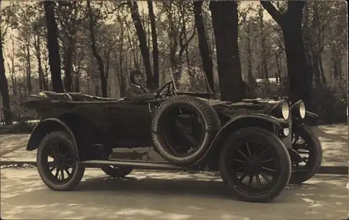 Foto Ak Mann in einem Automobil mit offenem Verdeck