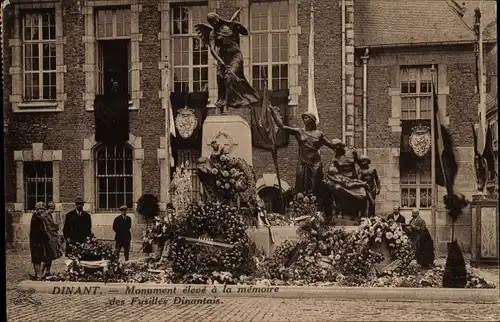 Ak Dinant Wallonien Namur, Monument eleve a la memoire des Fusilles Dinantais