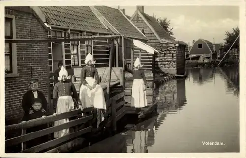 Ak Volendam Nordholland, Kinder in Trachten und Holländerhauben am Kanal