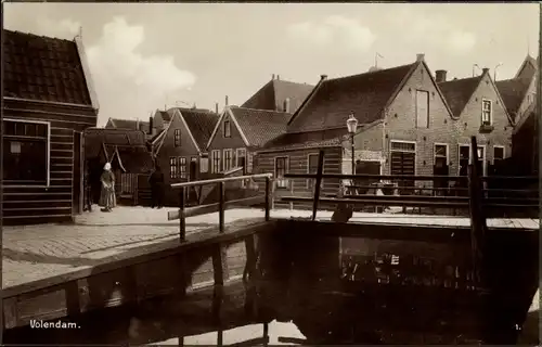 Ak Volendam Nordholland Niederlande, Brücke, Häuser
