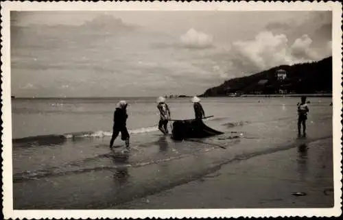 Foto Ak Vũng Tàu Cap Saint Jacques Vietnam, Fischer am Strand