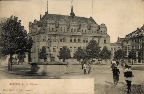 Ak Naumburg Saale, Passanten am Rathaus mit Brunnen