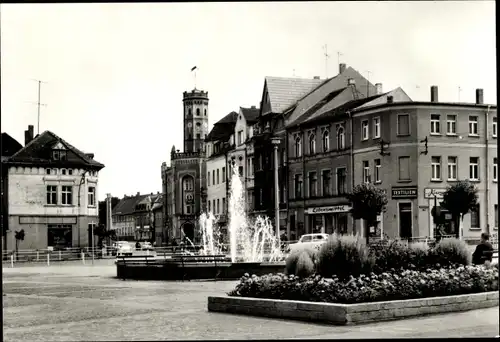 Ak Meuselwitz in Thüringen, Blick zum Rathaus, Textilien u. Lebensmittelgeschäft