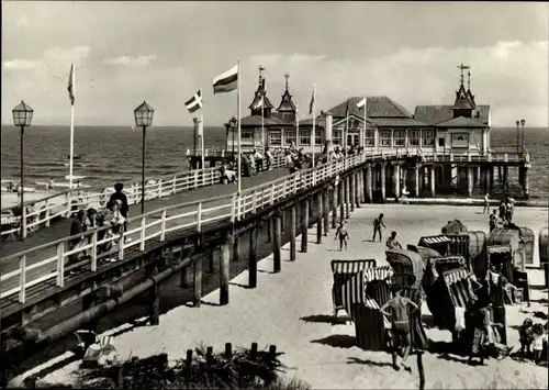Ak Ostseebad Ahlbeck Heringsdorf auf Usedom, Seebrücke, Badegäste, Strandkörbe, Fahnen