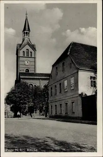 Ak Peitz in Brandenburg, Die Kirche von der Straße gesehen, Wohngebäude