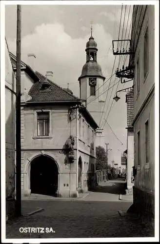 Ak Ostritz in der Oberlausitz, Straßenpartie zur Kirche