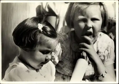 Ak Prinzessinnen Beatrix und Margriet, Niederländisches Königshaus, Soestdijk 1945