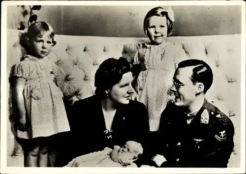 Ak Juliana der Niederlande und Prinz Bernhard mit Töchtern, Toronto 1943