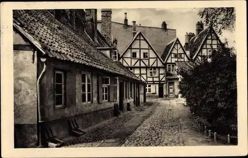 Ak Stralsund in Vorpommern, Innenhof des Johannisklosters, Fachwerkhäuser