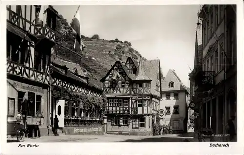 Ak Bacharach am Rhein, Am Rhein, Fachwerkhäuser