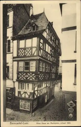 Ak Bernkastel Kues an der Mosel, Altes Haus am Marktplatz, erbaut 1583