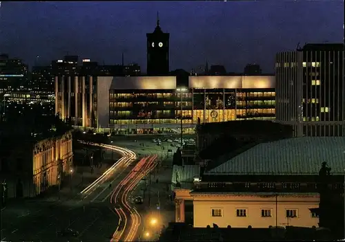 Ak Berlin Mitte, Der Palast der Republik, Außenansicht bei Nacht, Rathaus, Straßenpartie