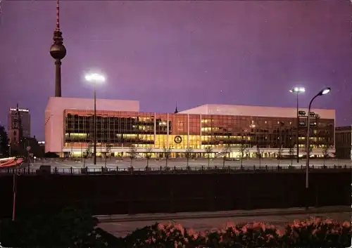 Ak Berlin Mitte, Palast der Republik, Außenansicht, Fernsehturm, Nachtansicht
