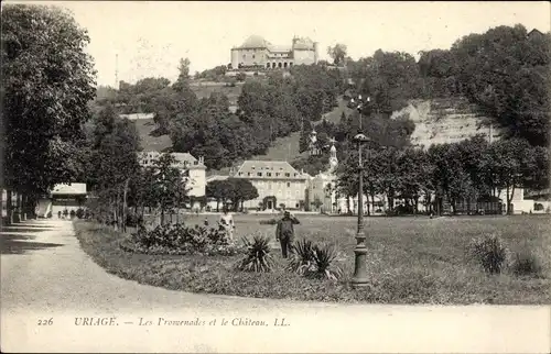 Ak Uriage les Bains Isère, vue générale des Promenades et du Château