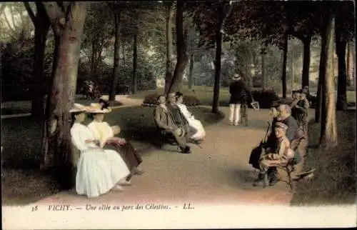 Ak Vichy Allier, Une allee au parc des Celestins
