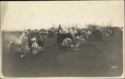 Foto Ak Unbekannter Ort, Personen in einem Lager, Karren, Rinder