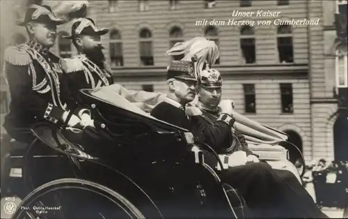 Ak Kaiser Wilhelm II. mit  dem Herzog von Cumberland, Kutsche