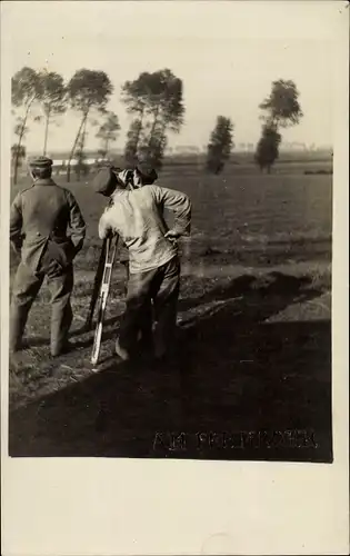 Foto Ak Deutsche Soldaten in Uniformen am Fernrohr, I WK