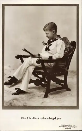 Ak Prinz Christian zur Schaumburg Lippe, Sessel, Portrait