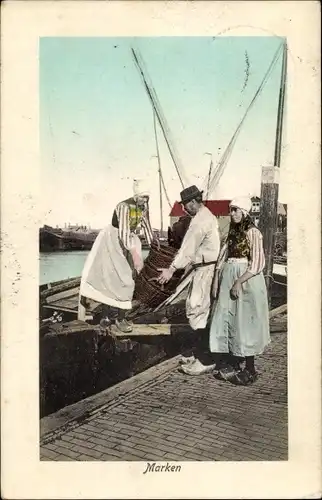 Ak Marken Nordholland, Entladen eines Bootes