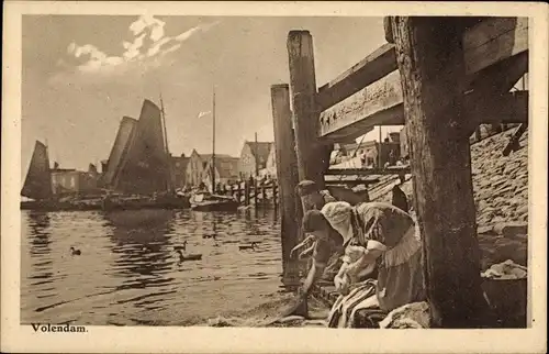 Ak Volendam Nordholland Niederlande, Uferpartie, Volkstrachten, Boote