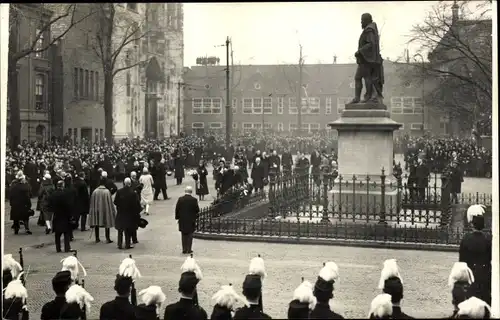 Foto Ak Utrecht Niederlande, Niederländischer Adel, Blumenniederlegung, Denkmal, 1929