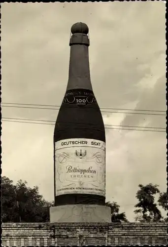 Foto Freyburg an der Unstrut, Riesige Sektflasche Rotkäppchen, Deutscher Sekt