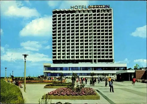 Ak Ostseebad Warnemünde Rostock, Hotel Neptun, Passanten