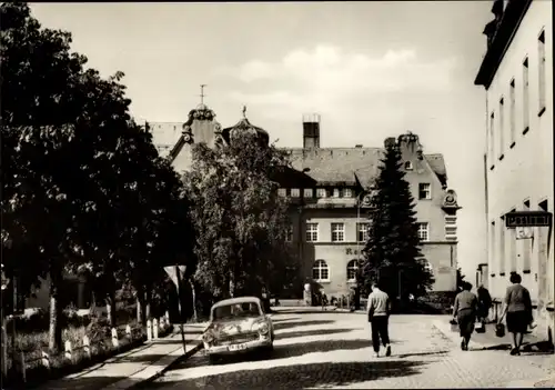 Ak Schöneck im Vogtland, Rathaus, Passanten, Auto
