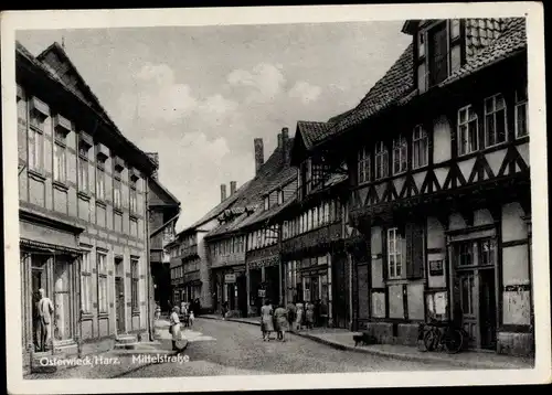 Ak Osterwieck am Harz, Mittelstraße, Passanten