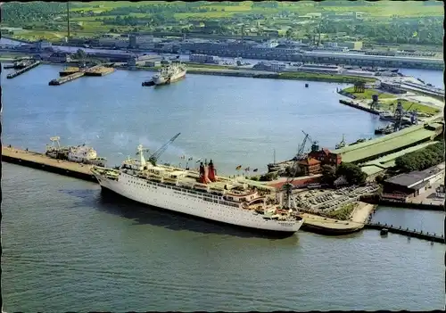 Ak Nordseebad Cuxhaven, TS Hanseatic am Steubenhöft, Luftaufnahme