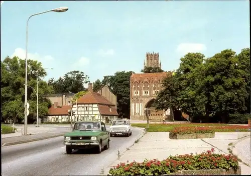 Ak Neubrandenburg in Mecklenburg, Stargarder Tor, Autos