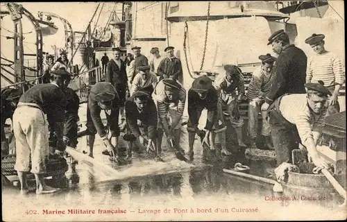 Ak Französisches Kriegsschiff, Marine Militaire Francaise, Lavage de Pont a bord d'un Cuirassé