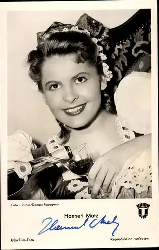 Ak Schauspielerin Hannerl Matz, Ufa Film, Rüschenkleid, Flasche, Trinkglas, Autogramm