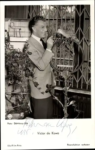 Ak Schauspieler Victor de Kowa, Seitenportrait mit Papagei, Dührkoop Ufa, Autogramm