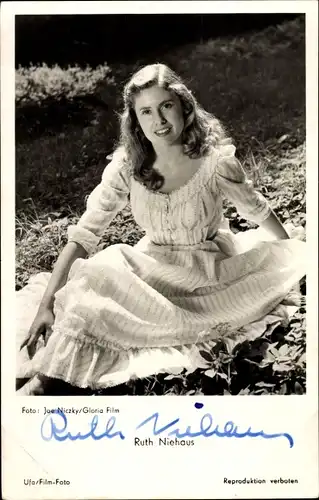 Ak Schauspielerin Ruth Niehaus, Portrait im Gras sitzend, Autogramm