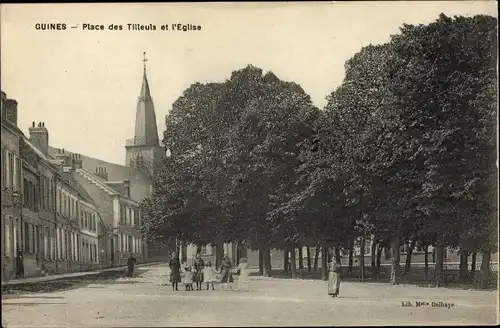 Ak Guînes Pas de Calais, Place des Tilleuls et l'Eglise