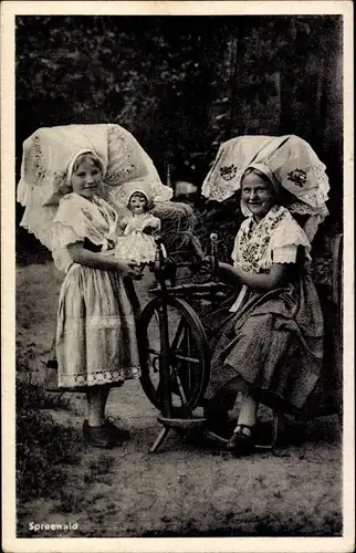 Ak Spreewald, Mädchen in Volkstrachten, Spinnrad, Puppe