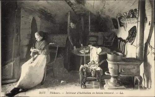 Ak Pecheurs, Interieur d'habitation en bateau renverse,  Fischerhütte, Innenansicht