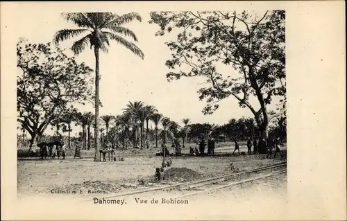 Ak Dahomey Benin, Vue de Bohicon, Eisenbahnschienen, Palmen