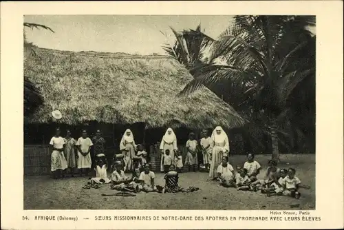 Ak Dahomey, Soeurs Missionaires de Notre Dame des Apotres en Promenade avec leurs éléves