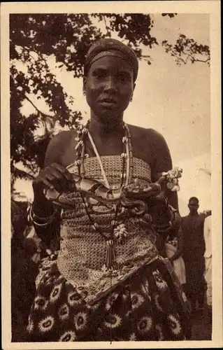 Ak Abomey Benin, Feticheuse avec son python