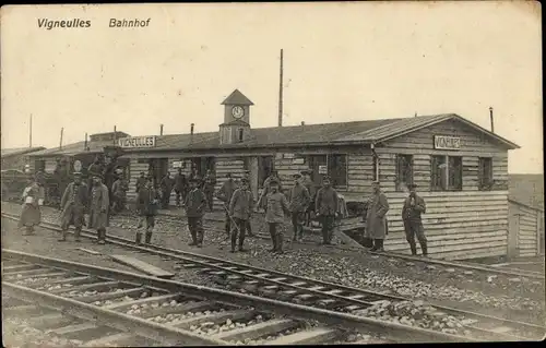 Ak Vigneulles Meurthe et Moselle, Bahnhof, Gleisseite, Deutsche Soldaten in Uniformen, I WK