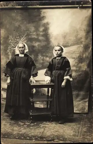Foto Ak Zwei Frauen in französischen Trachten, Portrait