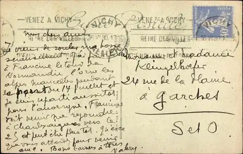 Ak Types d'Auvergne, Paysans Auvergnats devant leur Maison