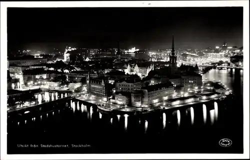 Ak Stockholm, Blick vom Rathaus Turm bei Nacht